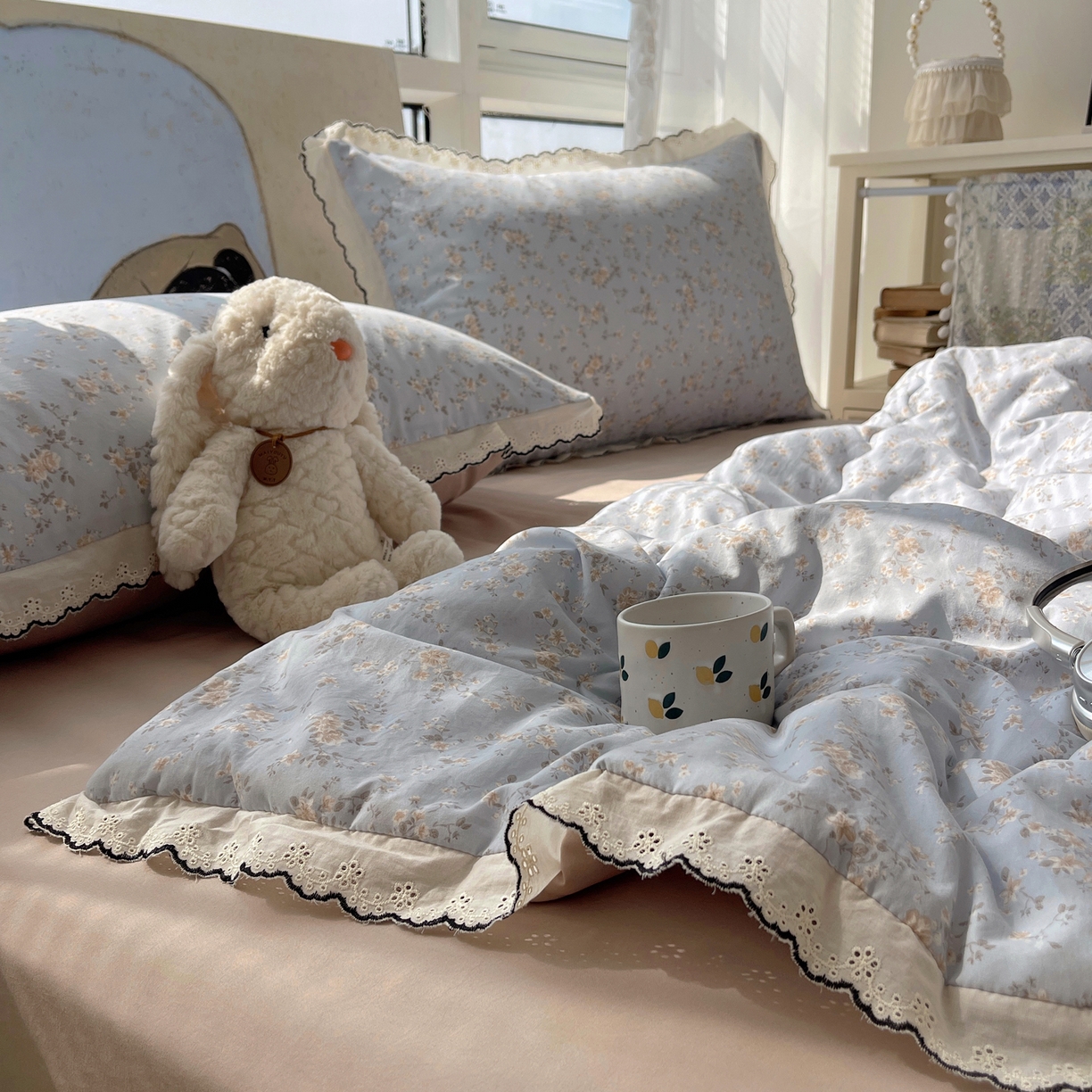 91家纺网 家纺一手货源 找家纺 宝士康家纺 2026新款10A抗菌全棉黑色花边云朵棉单夏被/夏被四件套 云朵棉-浅蓝花夕