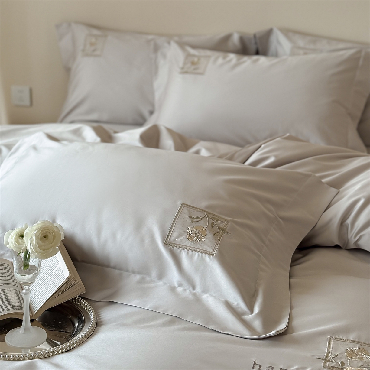 91家纺网 家纺一手货源 找家纺 泽西 2026新品刺绣50s双股全棉长绒棉宽边四件套-花栖 花栖-浅妃灰【控价358-378】