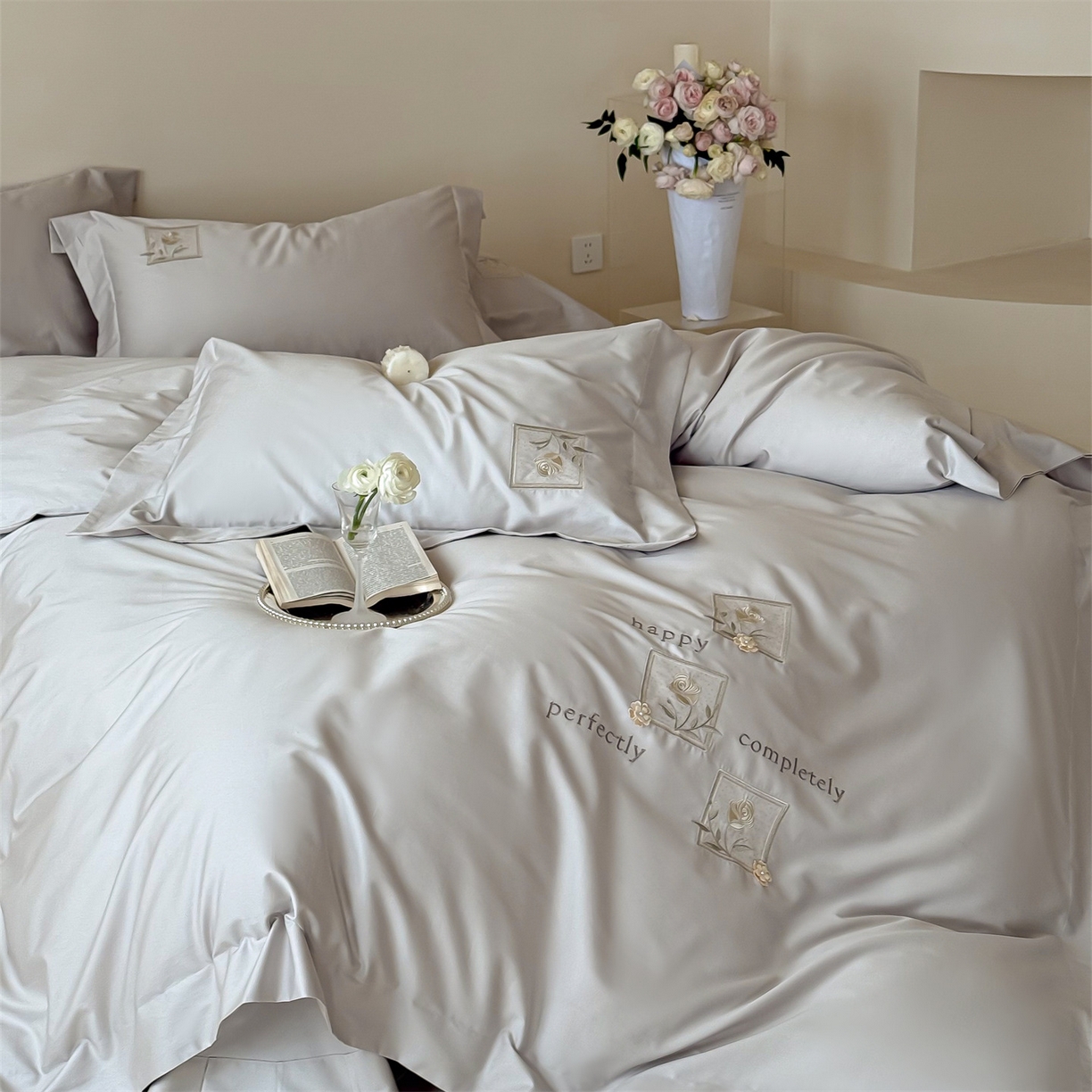 91家纺网 家纺一手货源 找家纺 泽西 2026新品刺绣50s双股全棉长绒棉宽边四件套-花栖 花栖-浅妃灰【控价358-378】