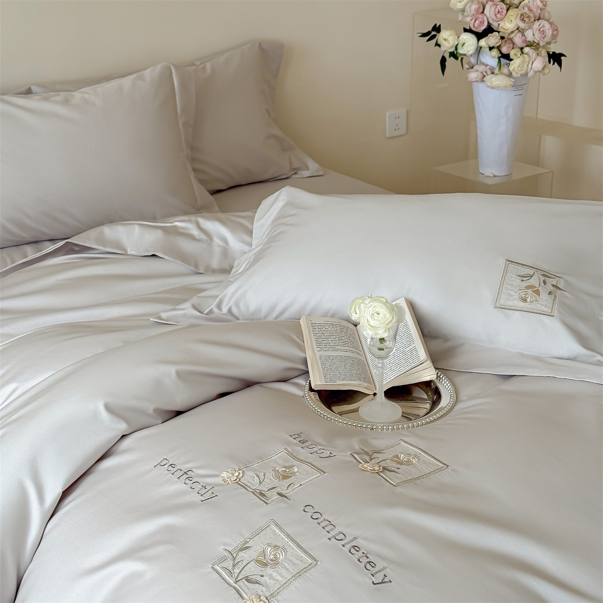 91家纺网 家纺一手货源 找家纺 泽西 2026新品刺绣50s双股全棉长绒棉宽边四件套-花栖 花栖-浅妃灰【控价358-378】