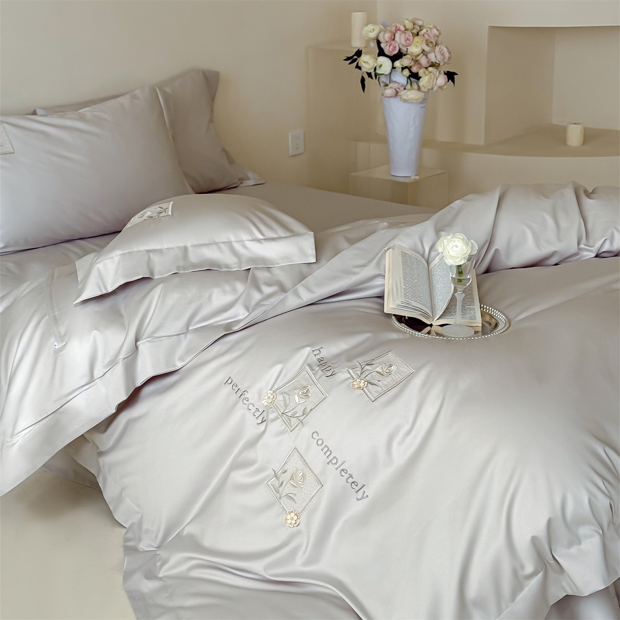 91家纺网 家纺一手货源 找家纺 泽西 2026新品刺绣50s双股全棉长绒棉宽边四件套-花栖 花栖-浅妃灰【控价358-378】