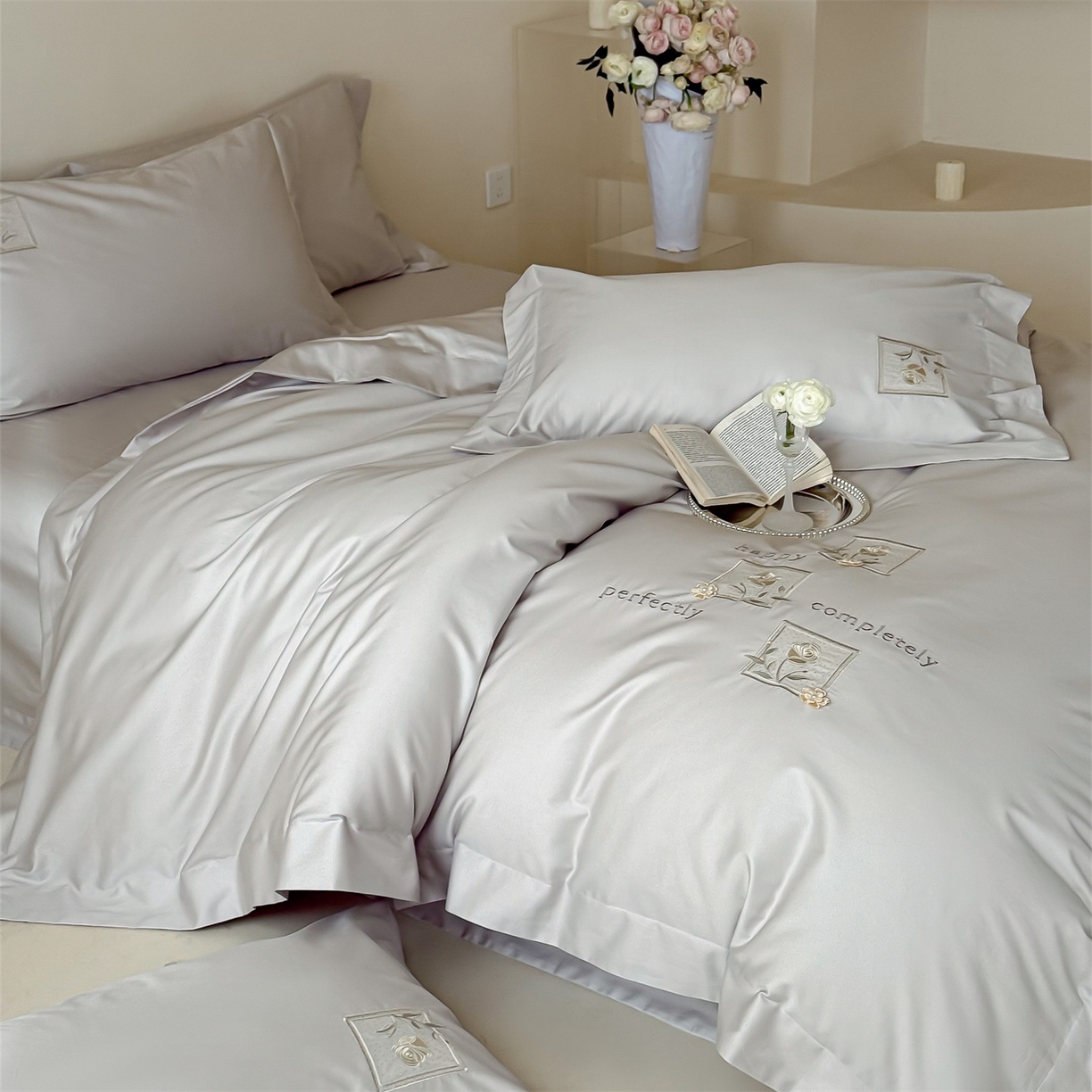 91家纺网 家纺一手货源 找家纺 泽西 2026新品刺绣50s双股全棉长绒棉宽边四件套-花栖 花栖-浅妃灰【控价358-378】