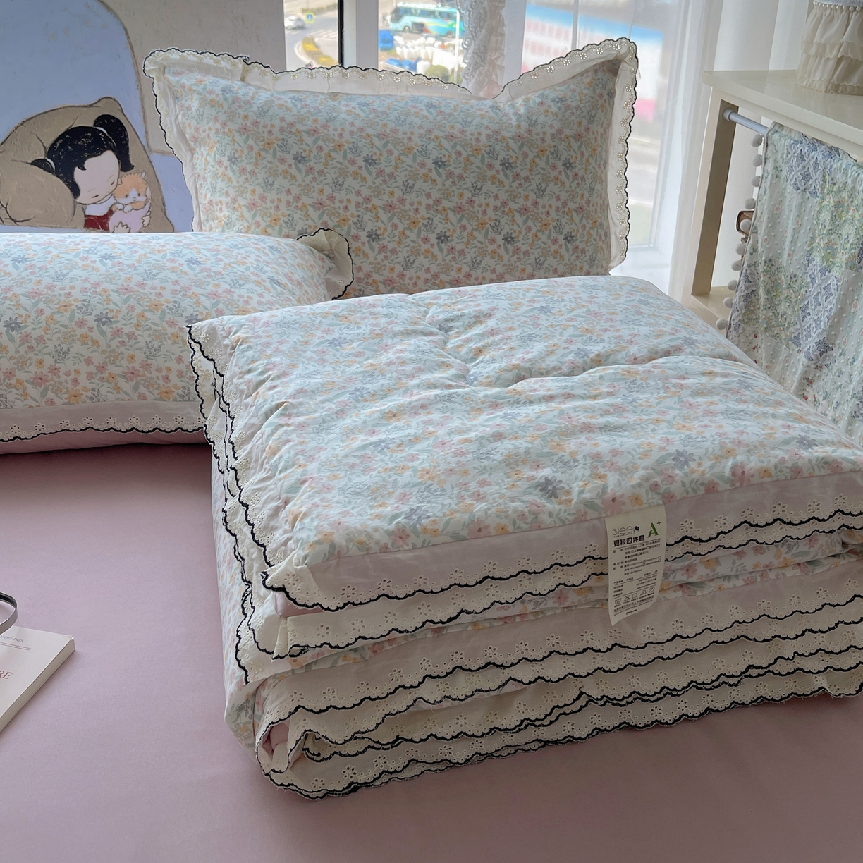 91家纺网 家纺一手货源 找家纺 宝士康家纺 2026新款10A抗菌全棉黑色花边云朵棉单夏被/夏被四件套 云朵棉-晴花漾