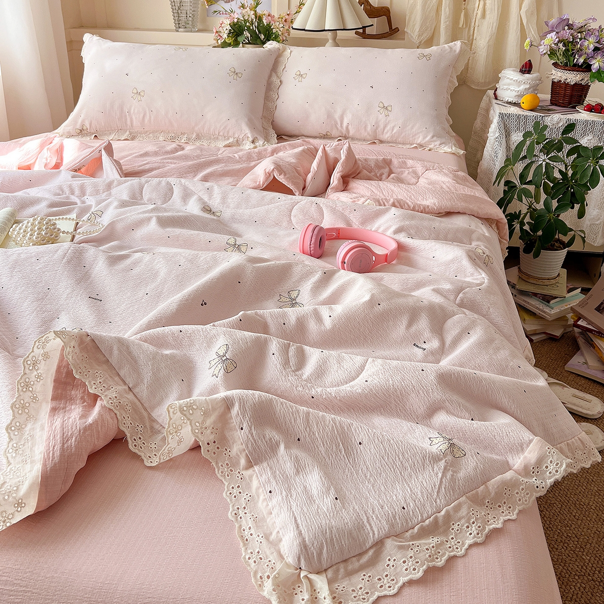 91家纺网 家纺一手货源 找家纺 一比一家纺 2026新款彩色花边木棉皱皱纱夏被四件套 初心粉