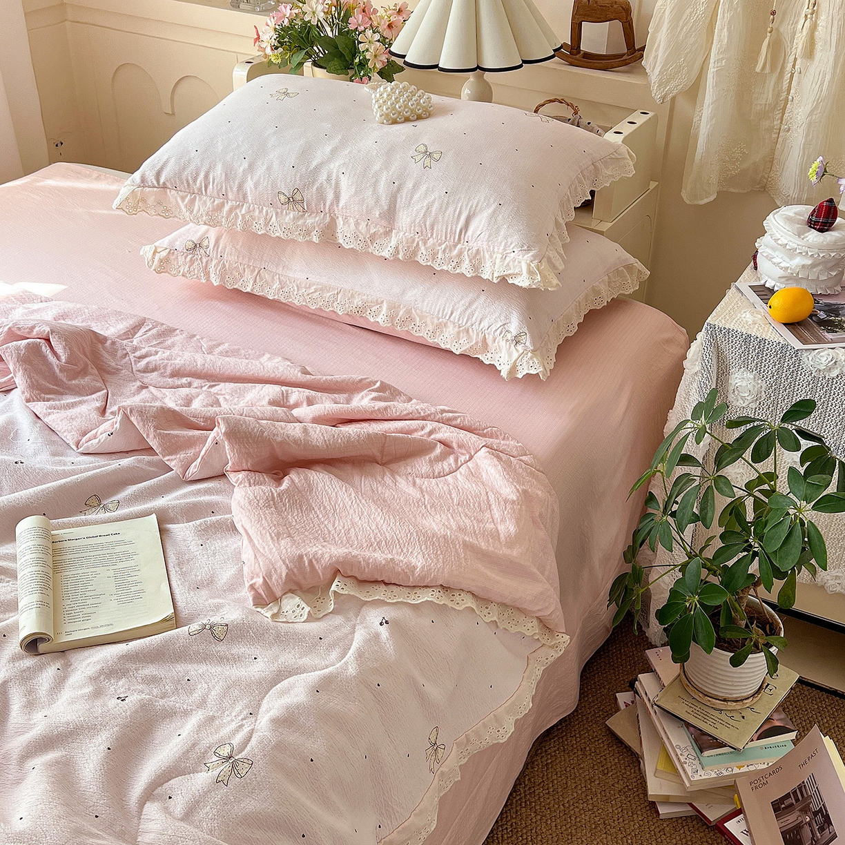 91家纺网 家纺一手货源 找家纺 一比一家纺 2026新款彩色花边木棉皱皱纱夏被四件套 初心粉