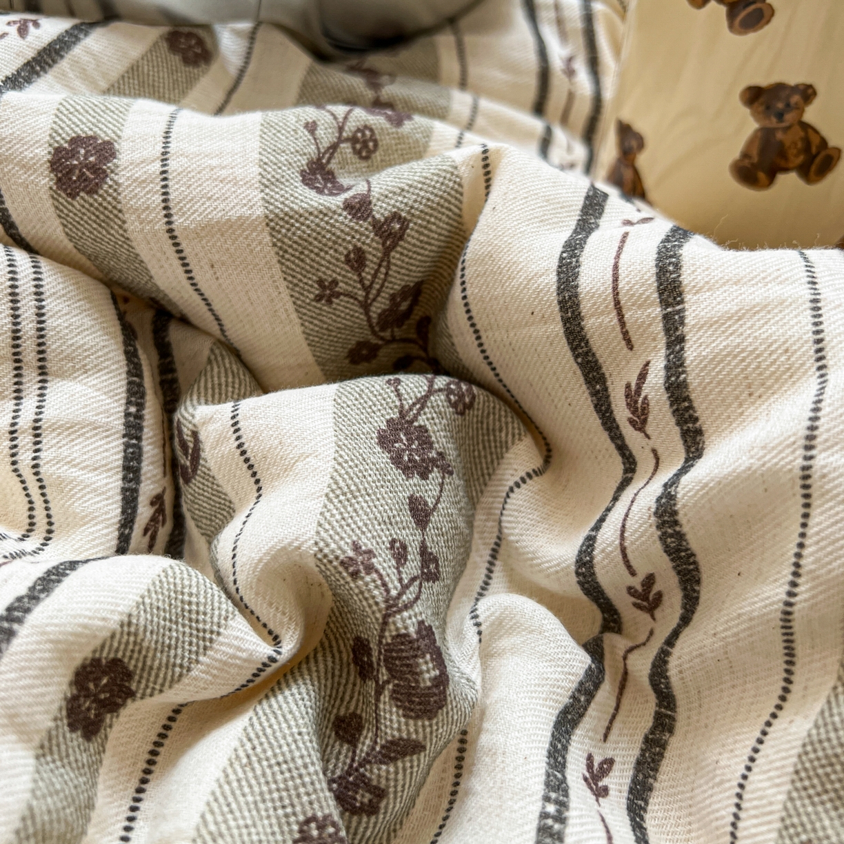 91家纺网 家纺一手货源 找家纺 耀悦家纺 2026新款真棉麻四件套轻奢法式大花边工艺款圆角荷叶边吊边床单 花园物语