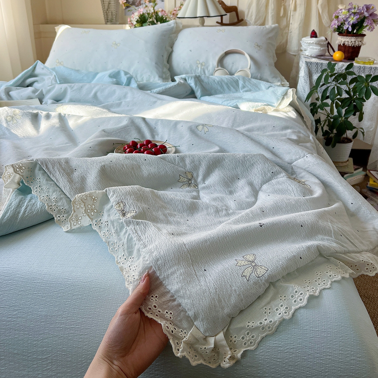 91家纺网 家纺一手货源 找家纺 一比一家纺 2026新款彩色花边木棉皱皱纱夏被四件套 初心蓝