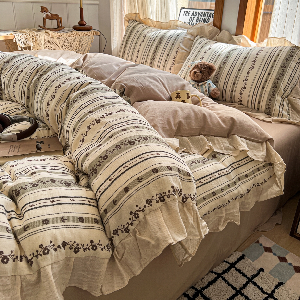 91家纺网 家纺一手货源 找家纺 耀悦家纺 2026新款真棉麻四件套轻奢法式大花边工艺款圆角荷叶边吊边床单 花园物语