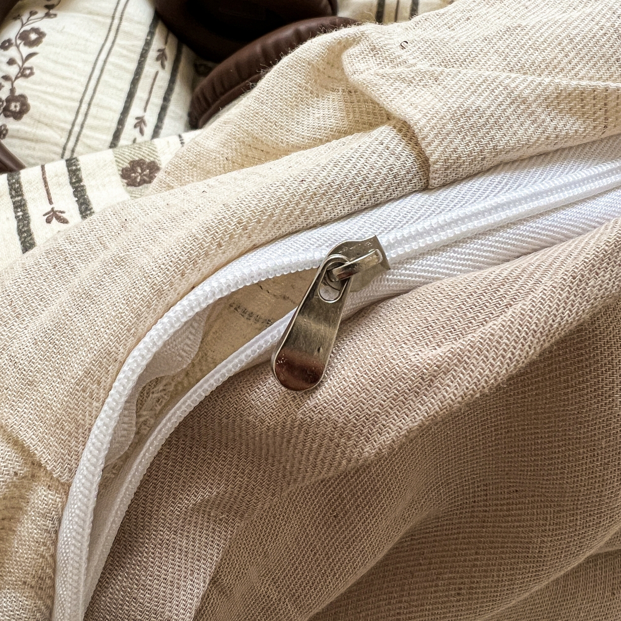 91家纺网 家纺一手货源 找家纺 耀悦家纺 2026新款真棉麻四件套轻奢法式大花边工艺款圆角荷叶边吊边床单 花园物语