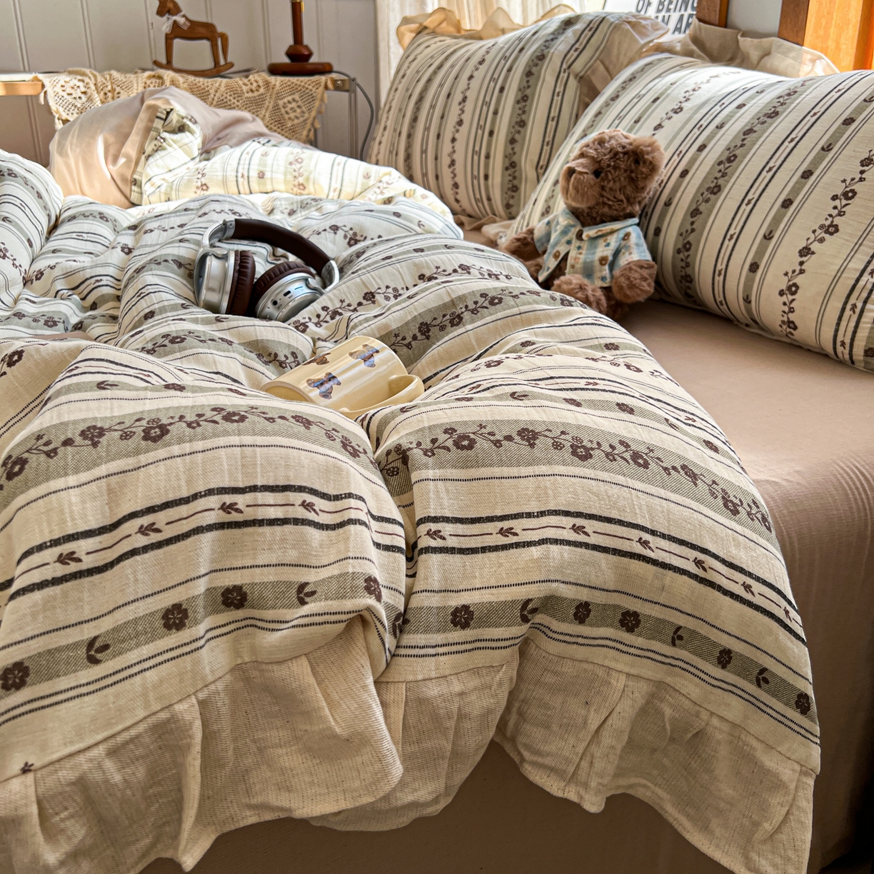 91家纺网 家纺一手货源 找家纺 耀悦家纺 2026新款真棉麻四件套轻奢法式大花边工艺款圆角荷叶边吊边床单 花园物语