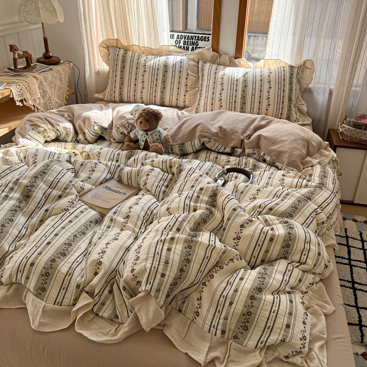 91家纺网 家纺一手货源 找家纺 耀悦家纺 2026新款真棉麻四件套轻奢法式大花边工艺款圆角荷叶边吊边床单 花园物语