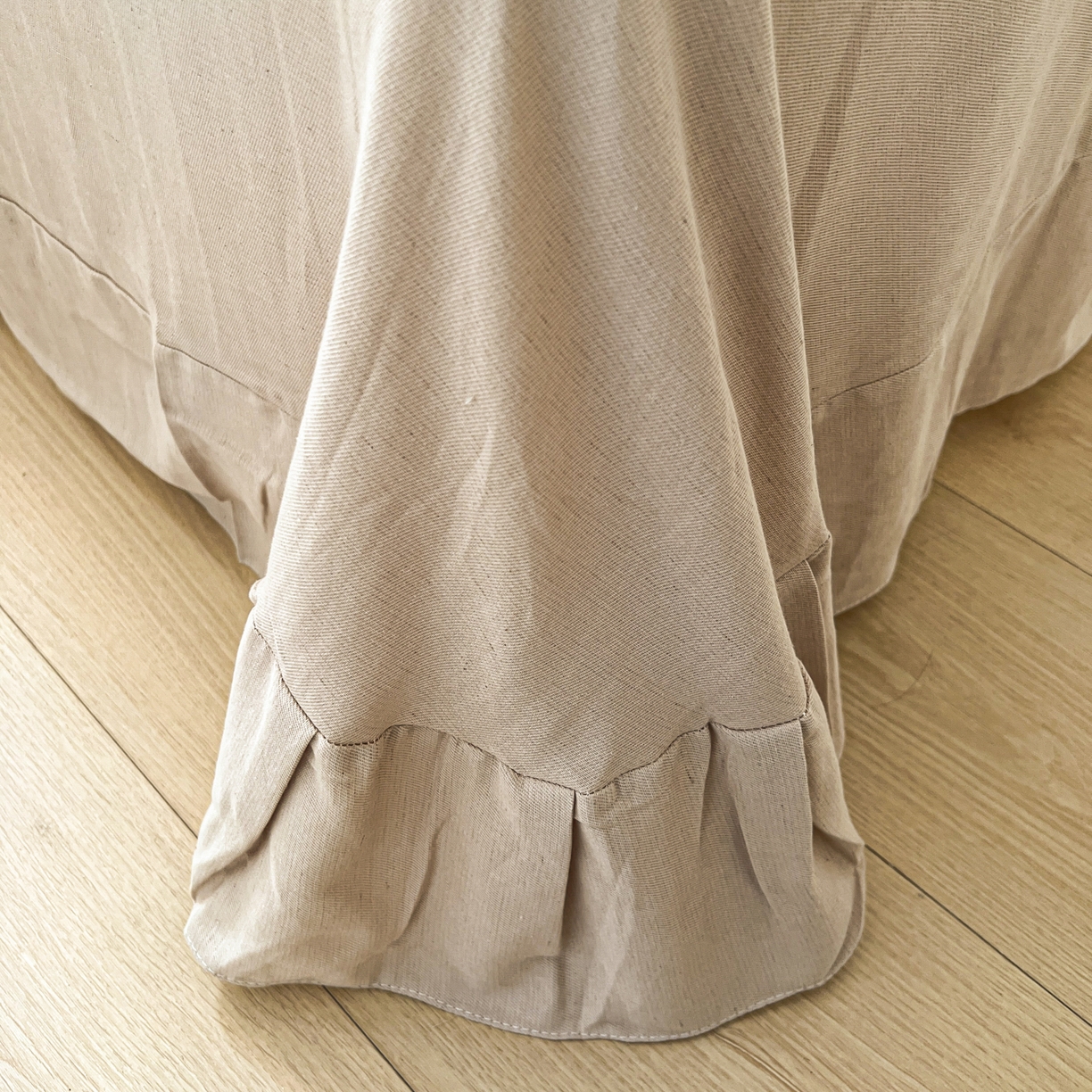 91家纺网 家纺一手货源 找家纺 耀悦家纺 2026新款真棉麻四件套轻奢法式大花边工艺款圆角荷叶边吊边床单 花园物语