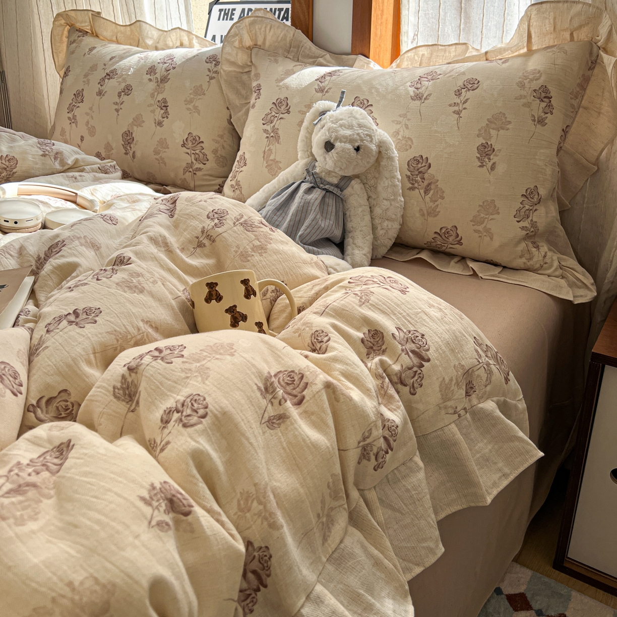 91家纺网 家纺一手货源 找家纺 耀悦家纺 2026新款真棉麻四件套轻奢法式大花边工艺款圆角荷叶边吊边床单 花韵叠香