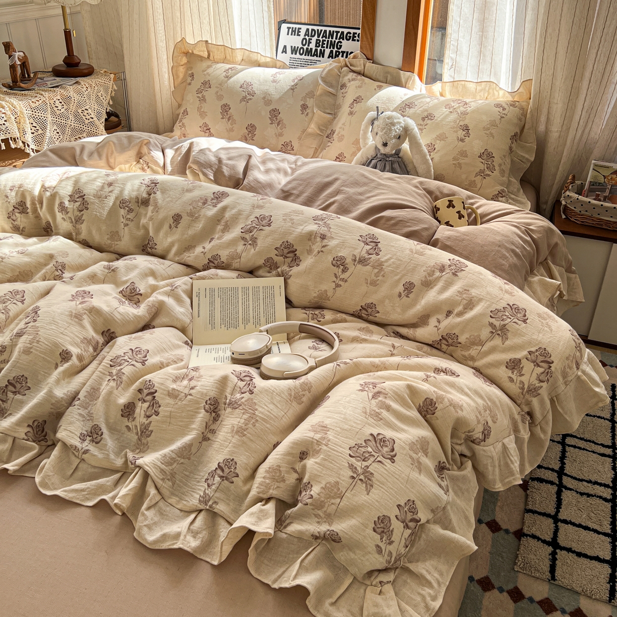 91家纺网 家纺一手货源 找家纺 耀悦家纺 2026新款真棉麻四件套轻奢法式大花边工艺款圆角荷叶边吊边床单 花韵叠香