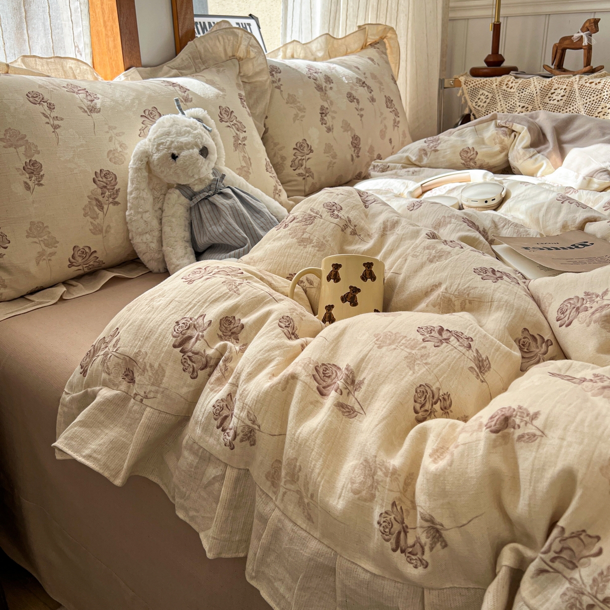 91家纺网 家纺一手货源 找家纺 耀悦家纺 2026新款真棉麻四件套轻奢法式大花边工艺款圆角荷叶边吊边床单 花韵叠香