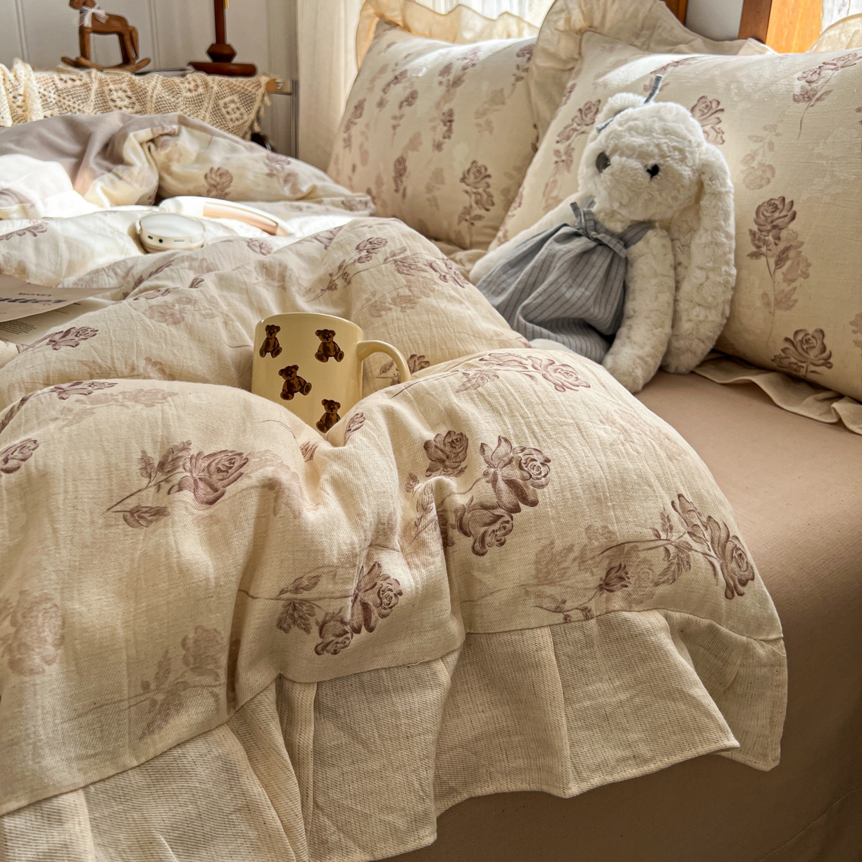 91家纺网 家纺一手货源 找家纺 耀悦家纺 2026新款真棉麻四件套轻奢法式大花边工艺款圆角荷叶边吊边床单 花韵叠香