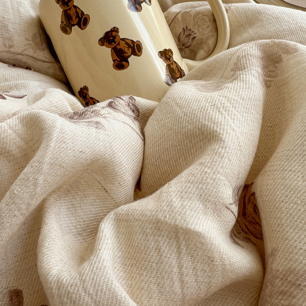 91家纺网 家纺一手货源 找家纺 耀悦家纺 2026新款真棉麻四件套轻奢法式大花边工艺款圆角荷叶边吊边床单 花韵叠香