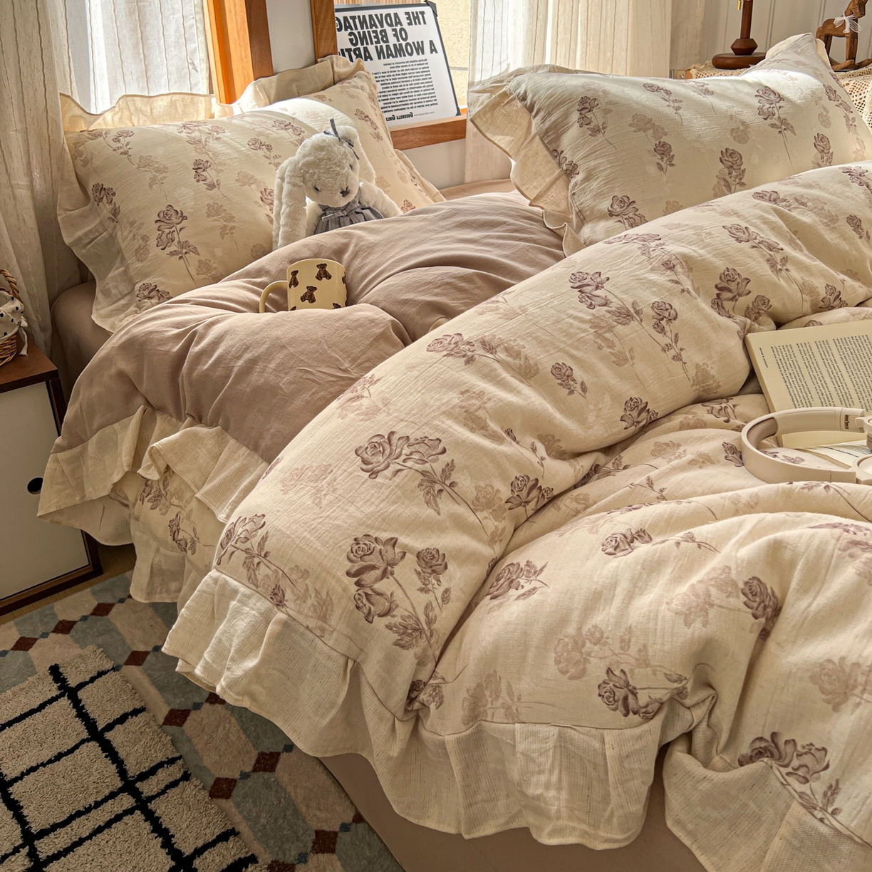 91家纺网 家纺一手货源 找家纺 耀悦家纺 2026新款真棉麻四件套轻奢法式大花边工艺款圆角荷叶边吊边床单 花韵叠香