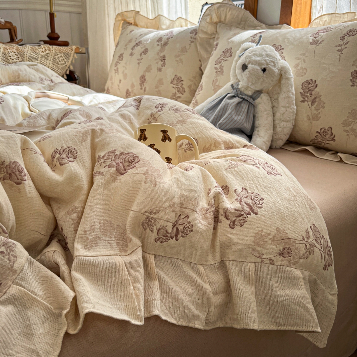 91家纺网 家纺一手货源 找家纺 耀悦家纺 2026新款真棉麻四件套轻奢法式大花边工艺款圆角荷叶边吊边床单 花韵叠香