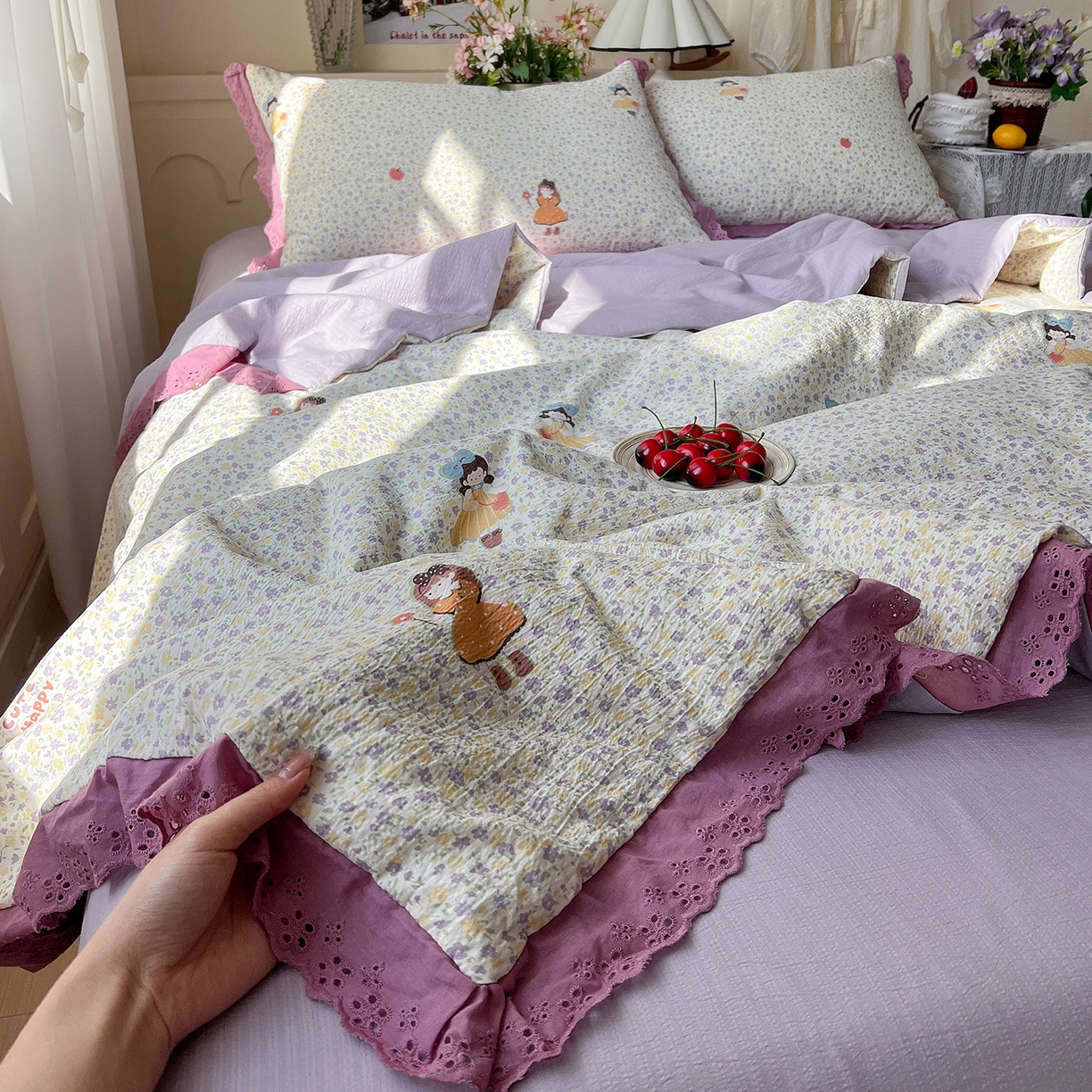 一比一家纺 2026新款彩色花边木棉皱皱纱夏被四件套 花间女孩