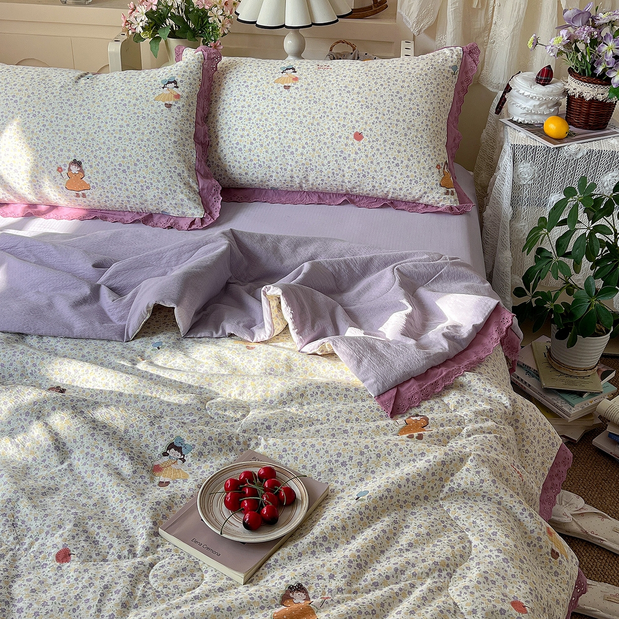 91家纺网 家纺一手货源 找家纺 一比一家纺 2026新款彩色花边木棉皱皱纱夏被四件套 花间女孩