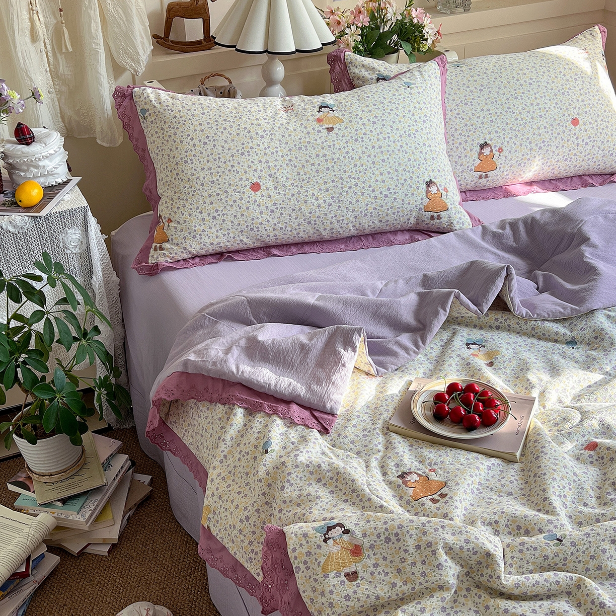 91家纺网 家纺一手货源 找家纺 一比一家纺 2026新款彩色花边木棉皱皱纱夏被四件套 花间女孩