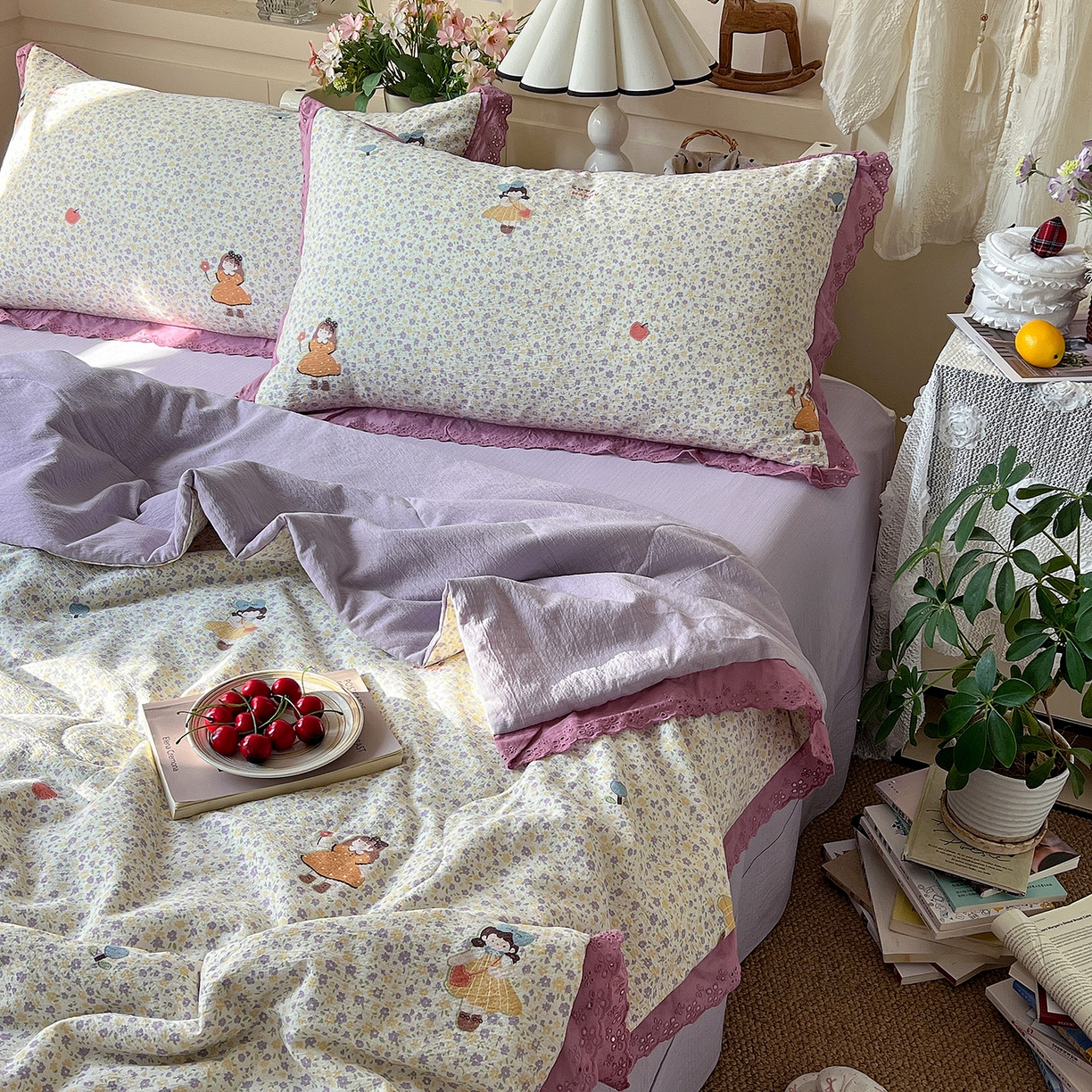 91家纺网 家纺一手货源 找家纺 一比一家纺 2026新款彩色花边木棉皱皱纱夏被四件套 花间女孩