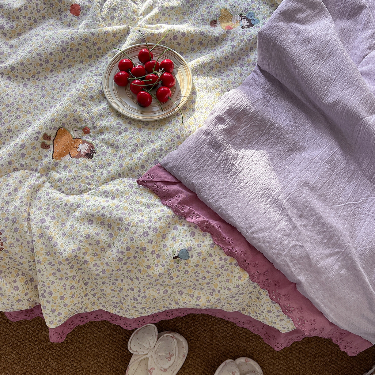 91家纺网 家纺一手货源 找家纺 一比一家纺 2026新款彩色花边木棉皱皱纱夏被四件套 花间女孩