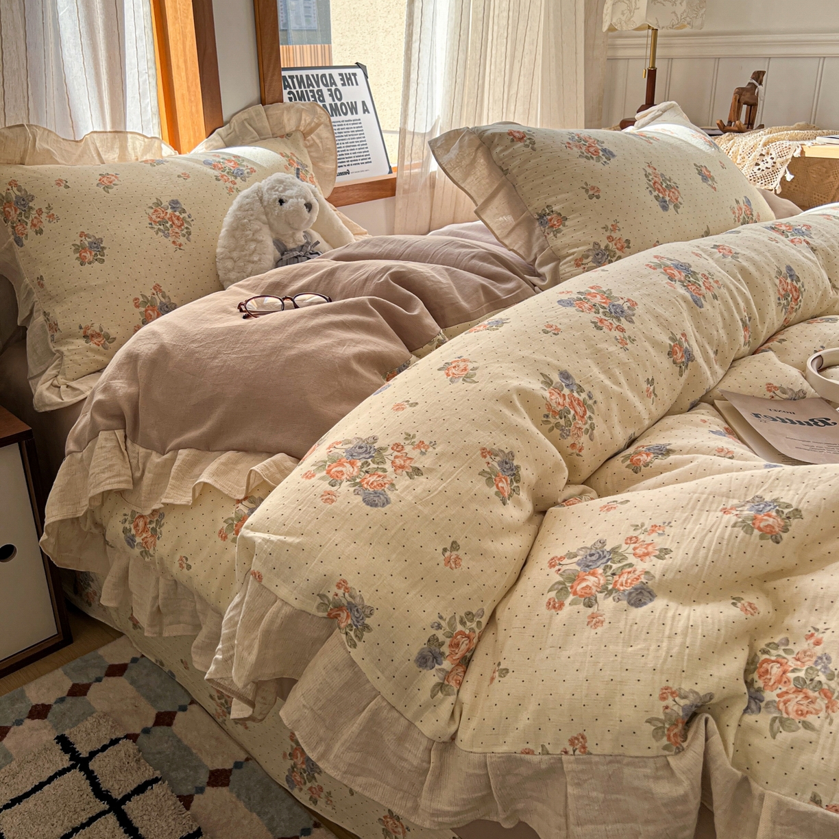 91家纺网 家纺一手货源 找家纺 耀悦家纺 2026新款真棉麻四件套轻奢法式大花边工艺款圆角荷叶边吊边床单 蔷薇花序