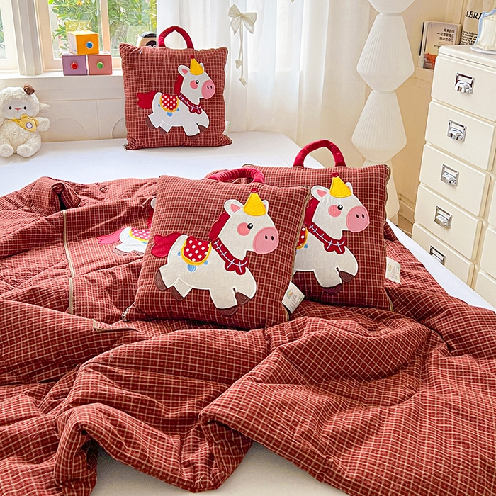 91家纺网 家纺一手货源 找家纺 （总）古本家居 2026新款全棉鸿运马抱枕被系列