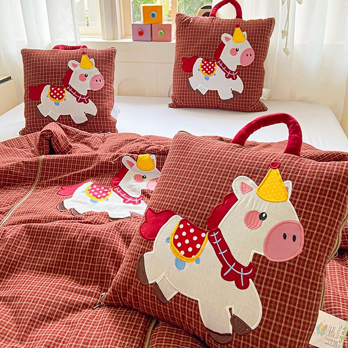 91家纺网 家纺一手货源 找家纺 （总）古本家居 2026新款全棉鸿运马抱枕被系列