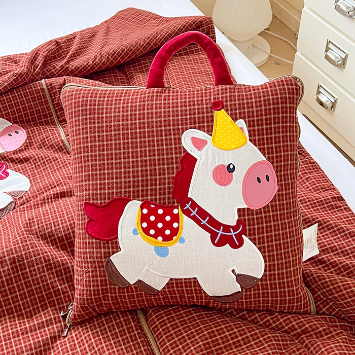 91家纺网 家纺一手货源 找家纺 （总）古本家居 2026新款全棉鸿运马抱枕被系列