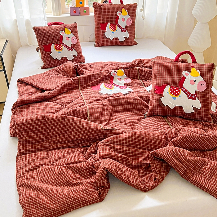 91家纺网 家纺一手货源 找家纺 （总）古本家居 2026新款全棉鸿运马抱枕被系列