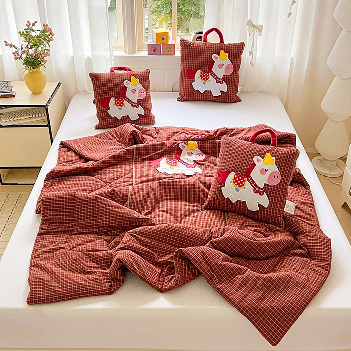 91家纺网 家纺一手货源 找家纺 （总）古本家居 2026新款全棉鸿运马抱枕被系列