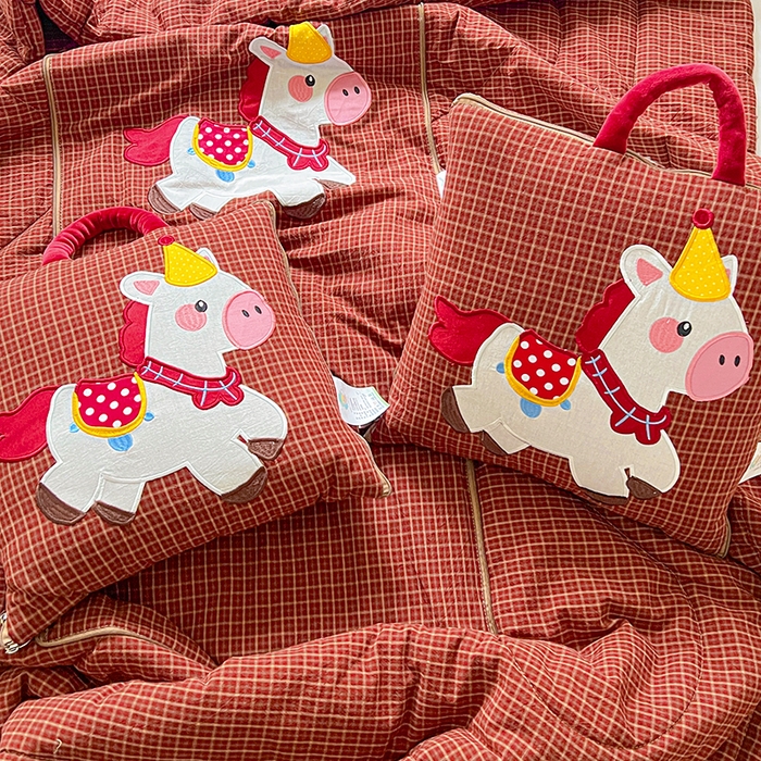 91家纺网 家纺一手货源 找家纺 （总）古本家居 2026新款全棉鸿运马抱枕被系列