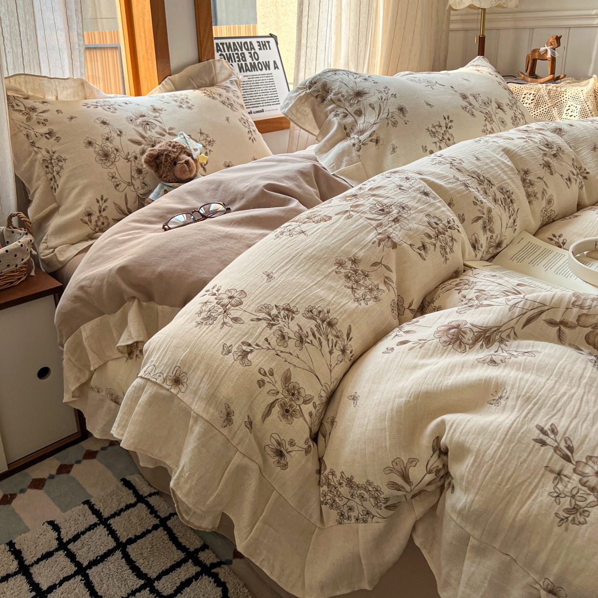 91家纺网 家纺一手货源 找家纺 耀悦家纺 2026新款真棉麻四件套轻奢法式大花边工艺款圆角荷叶边吊边床单 水墨牡丹