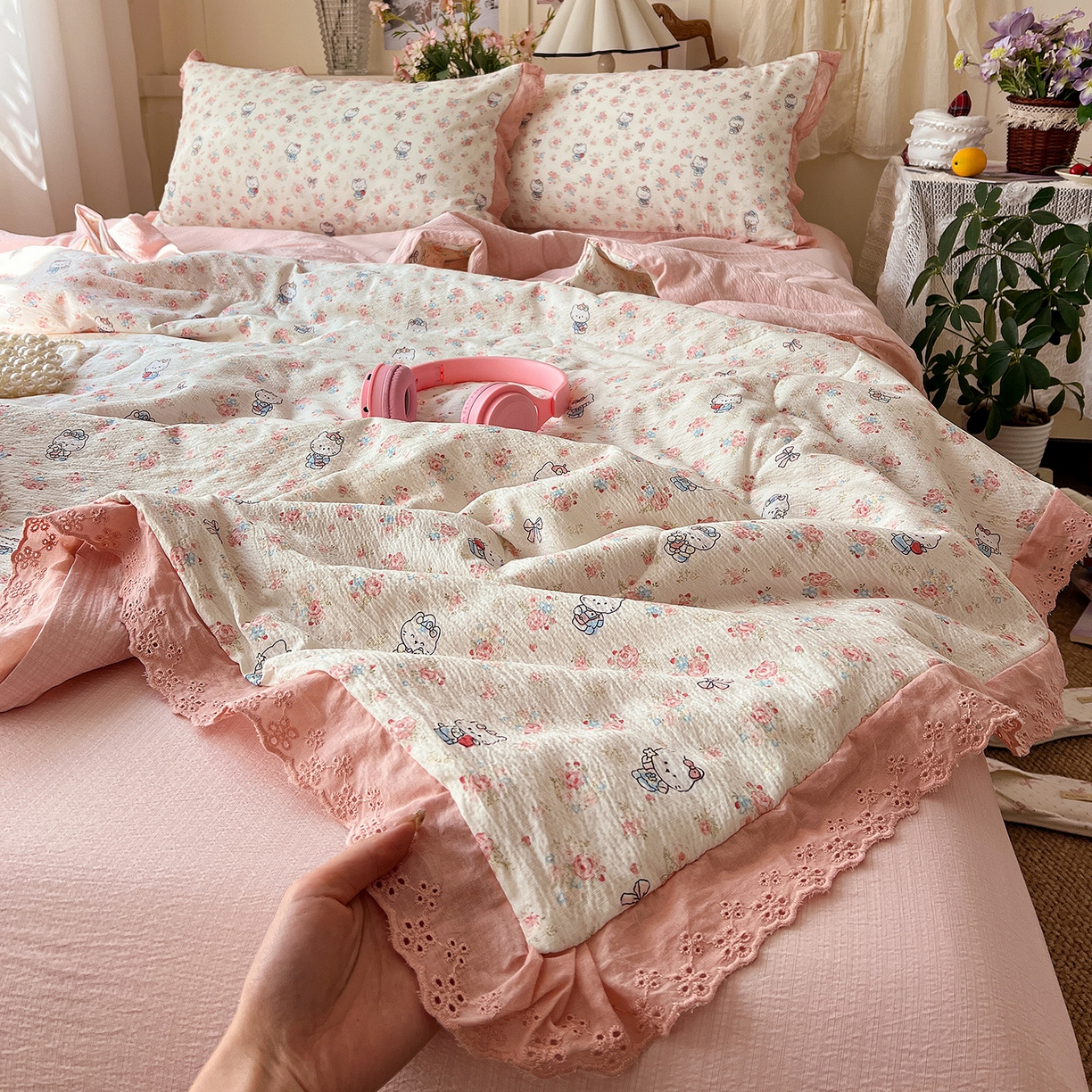 91家纺网 家纺一手货源 找家纺 一比一家纺 2026新款彩色花边木棉皱皱纱夏被四件套 奶芙喵