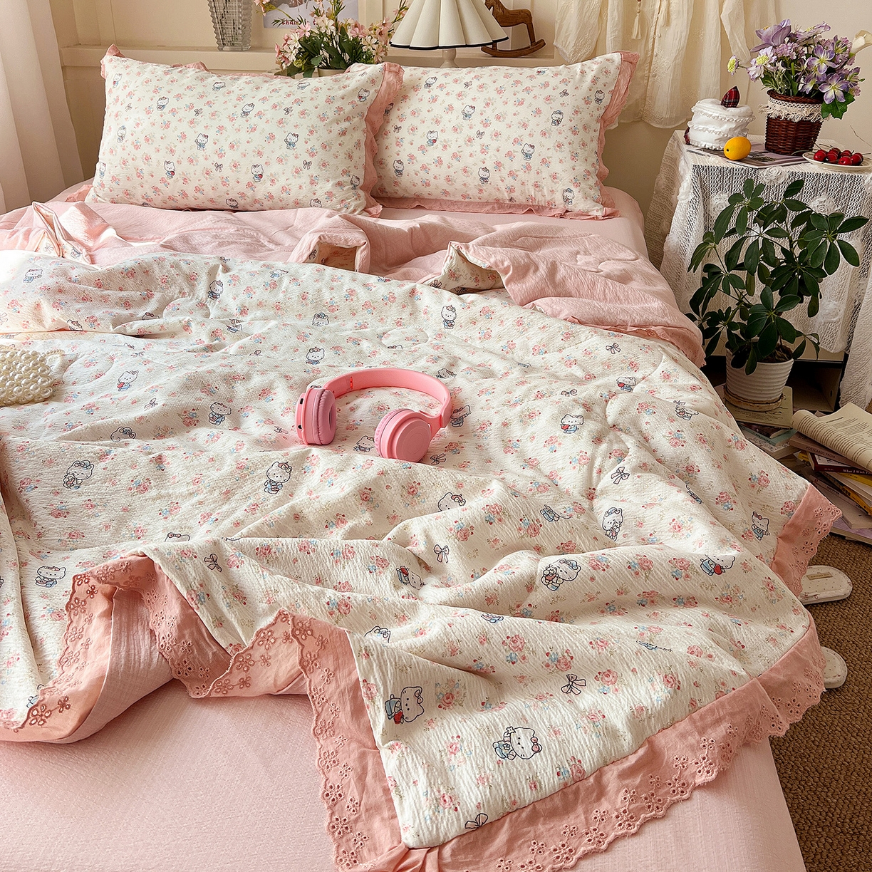 91家纺网 家纺一手货源 找家纺 一比一家纺 2026新款彩色花边木棉皱皱纱夏被四件套 奶芙喵