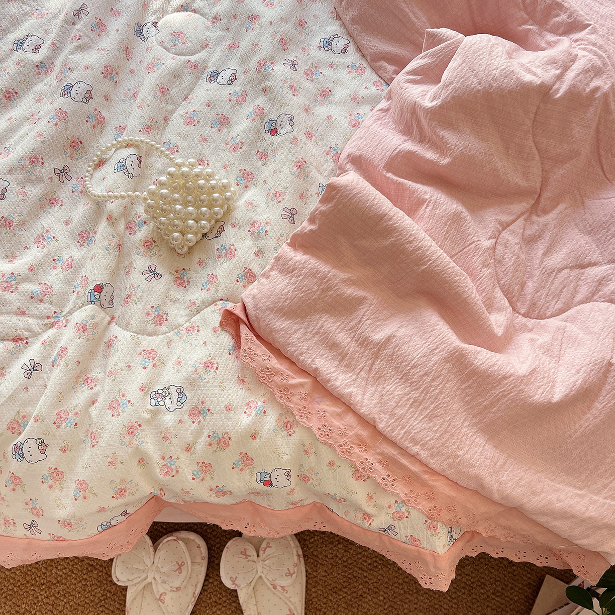 91家纺网 家纺一手货源 找家纺 一比一家纺 2026新款彩色花边木棉皱皱纱夏被四件套 奶芙喵