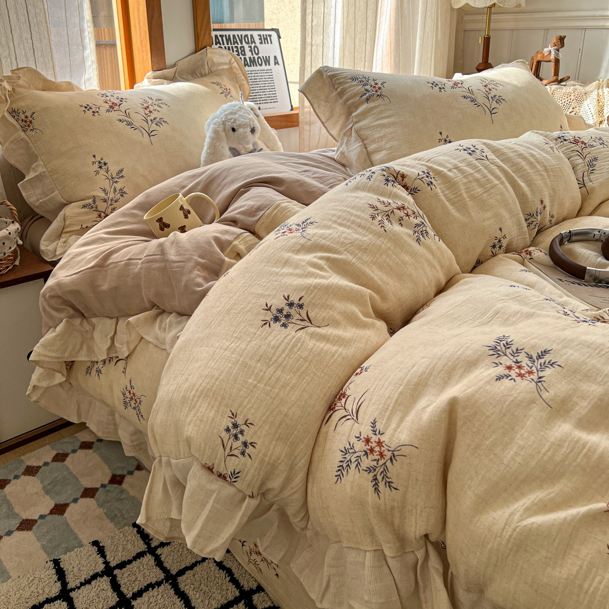 91家纺网 家纺一手货源 找家纺 耀悦家纺 2026新款真棉麻四件套轻奢法式大花边工艺款圆角荷叶边吊边床单 向阳雏菊