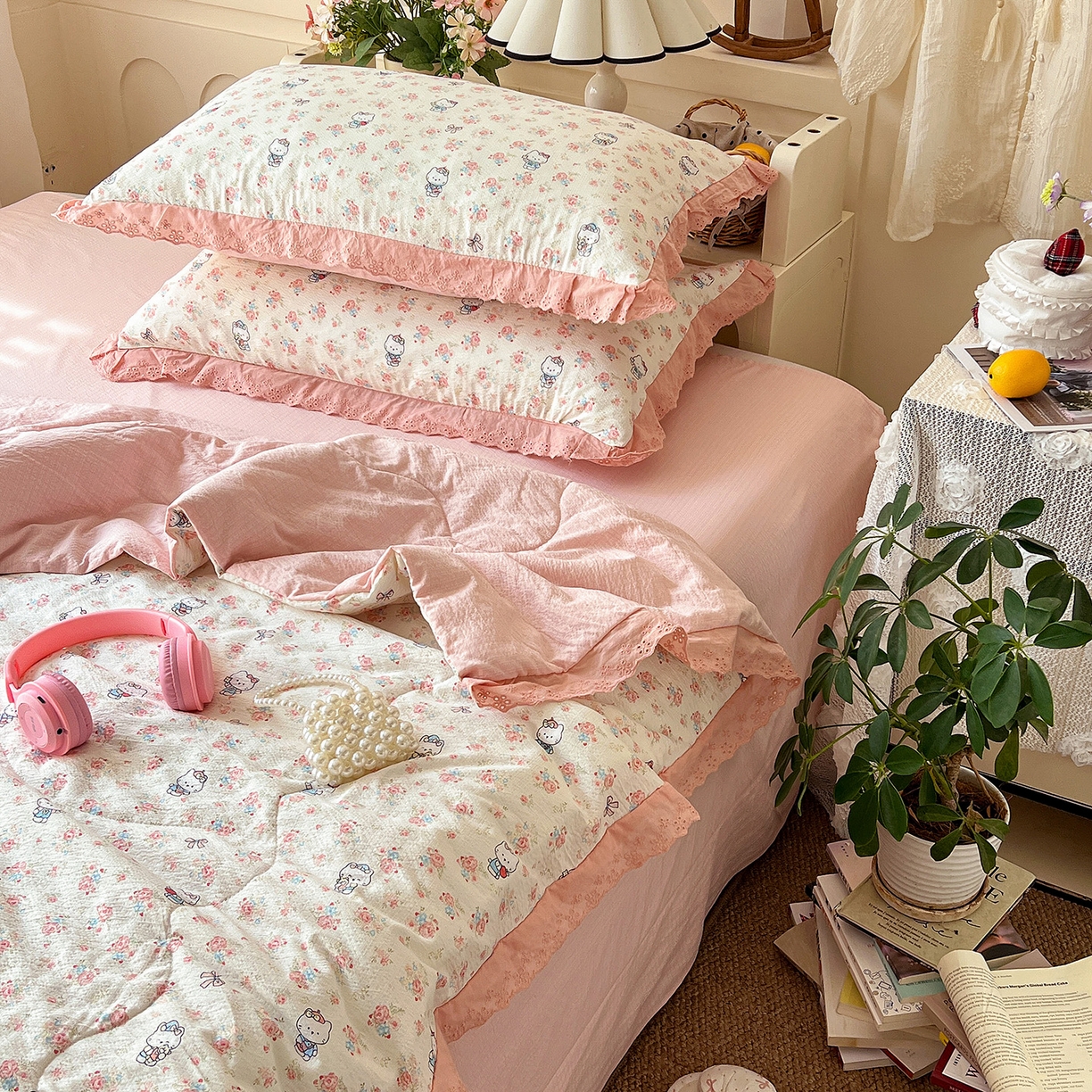 91家纺网 家纺一手货源 找家纺 一比一家纺 2026新款彩色花边木棉皱皱纱夏被四件套 奶芙喵