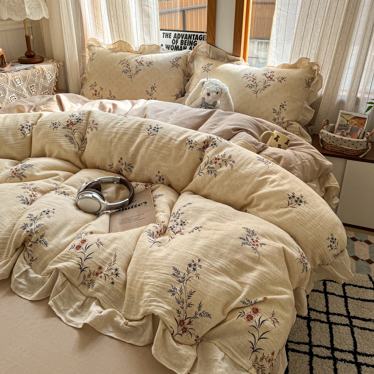 91家纺网 家纺一手货源 找家纺 耀悦家纺 2026新款真棉麻四件套轻奢法式大花边工艺款圆角荷叶边吊边床单 向阳雏菊