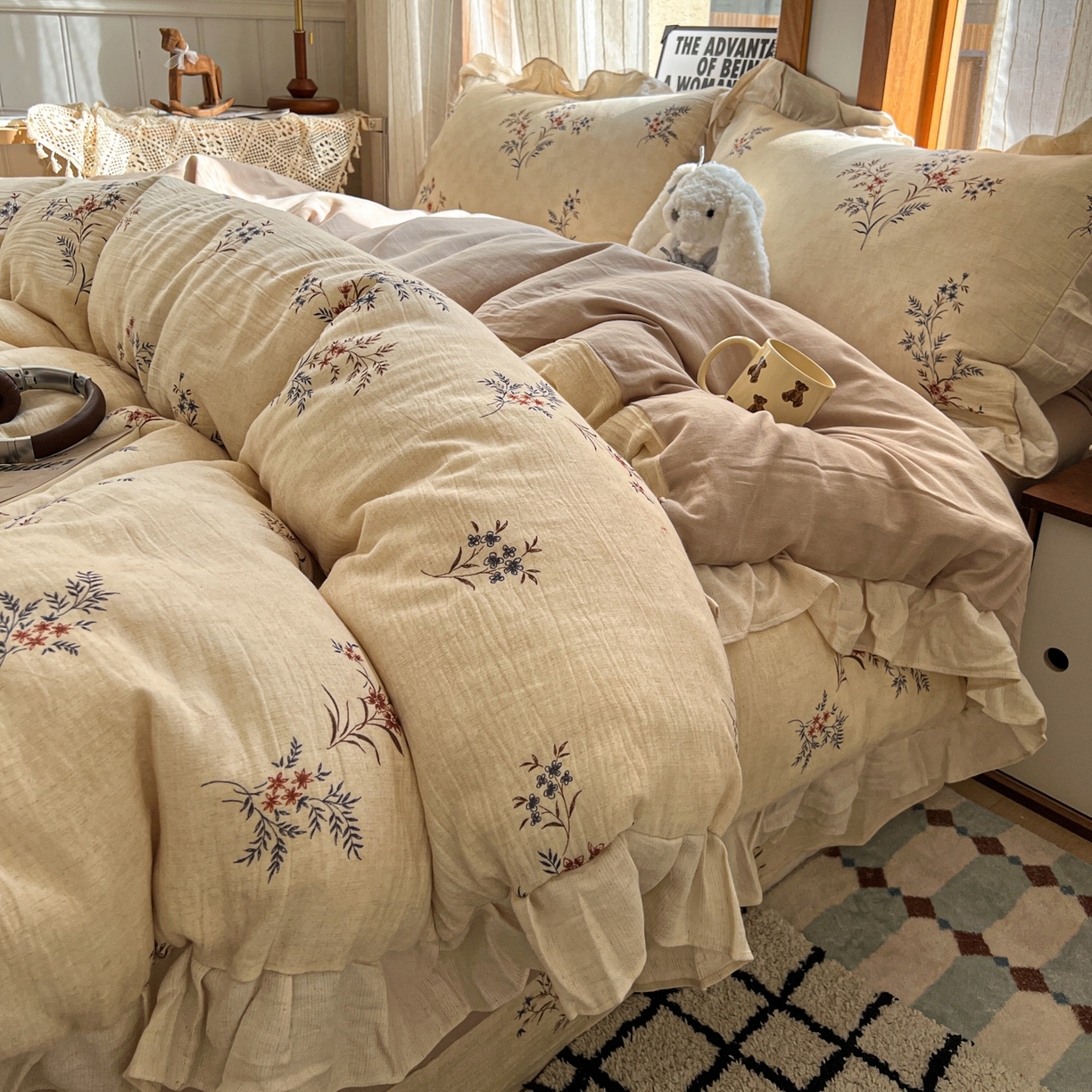 91家纺网 家纺一手货源 找家纺 耀悦家纺 2026新款真棉麻四件套轻奢法式大花边工艺款圆角荷叶边吊边床单 向阳雏菊