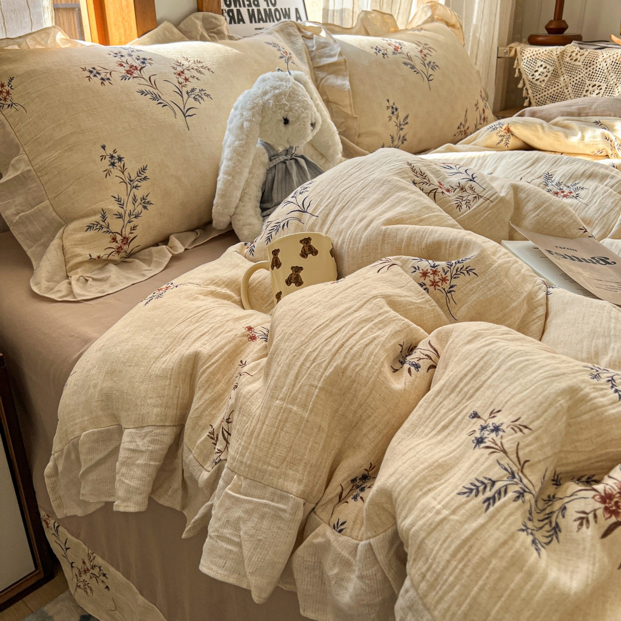 91家纺网 家纺一手货源 找家纺 耀悦家纺 2026新款真棉麻四件套轻奢法式大花边工艺款圆角荷叶边吊边床单 向阳雏菊