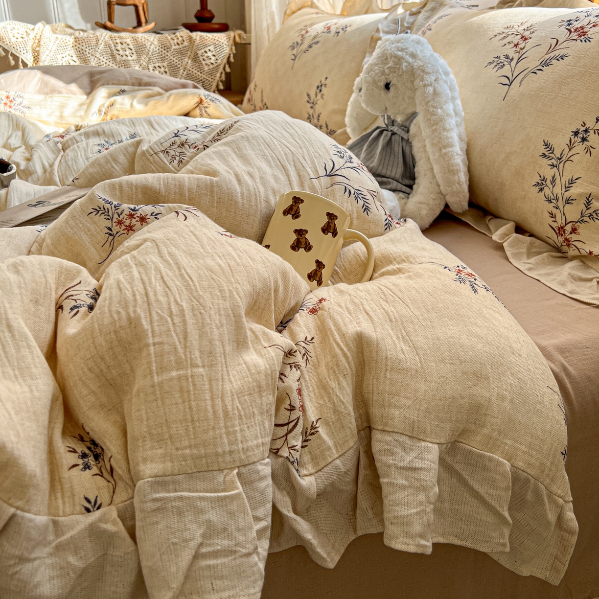 91家纺网 家纺一手货源 找家纺 耀悦家纺 2026新款真棉麻四件套轻奢法式大花边工艺款圆角荷叶边吊边床单 向阳雏菊