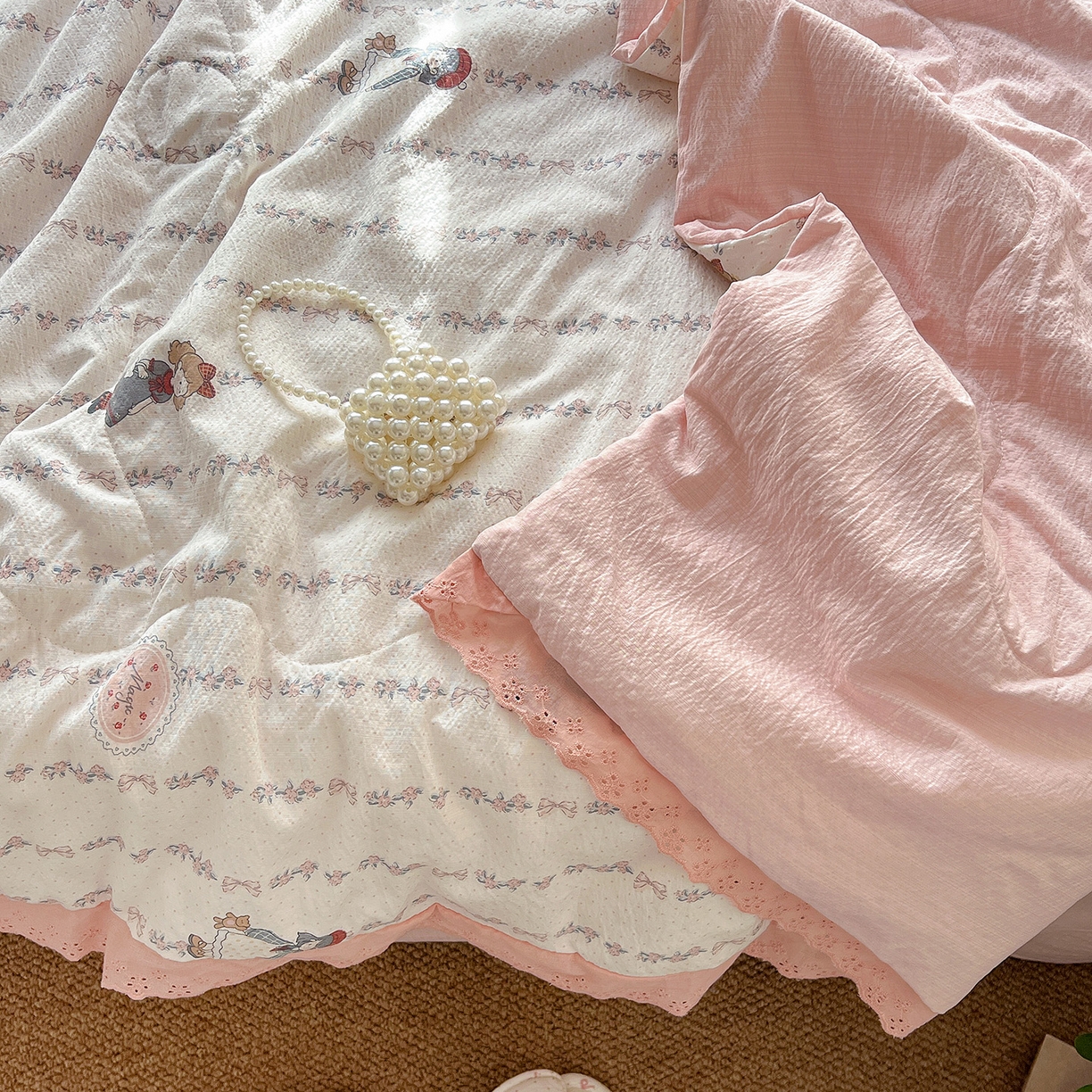 91家纺网 家纺一手货源 找家纺 一比一家纺 2026新款彩色花边木棉皱皱纱夏被四件套 午后花园