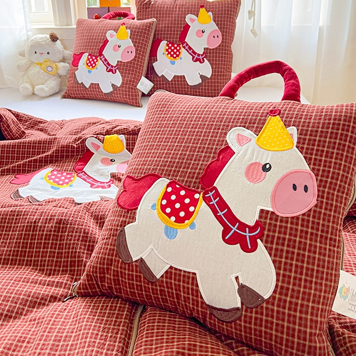 91家纺网 家纺一手货源 找家纺 古本家居 2026新款全棉鸿运马抱枕被系列 全棉鸿运马红格