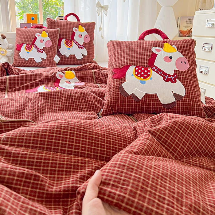 91家纺网 家纺一手货源 找家纺 古本家居 2026新款全棉鸿运马抱枕被系列 全棉鸿运马红格