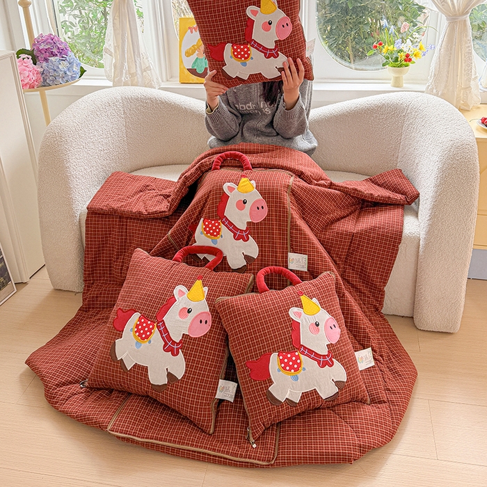 91家纺网 家纺一手货源 找家纺 古本家居 2026新款全棉鸿运马抱枕被系列 全棉鸿运马红格