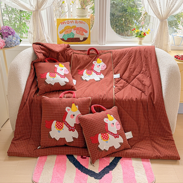 91家纺网 家纺一手货源 找家纺 古本家居 2026新款全棉鸿运马抱枕被系列 全棉鸿运马红格